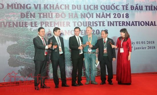 Hà Nội đón vị khách quốc tế đầu tiên năm 2018 ảnh 5